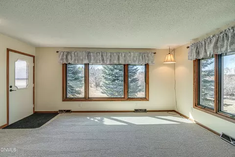 Bedroom - 13303 52nd St NE, Baldwin, ND 58521 photo 2 of 4