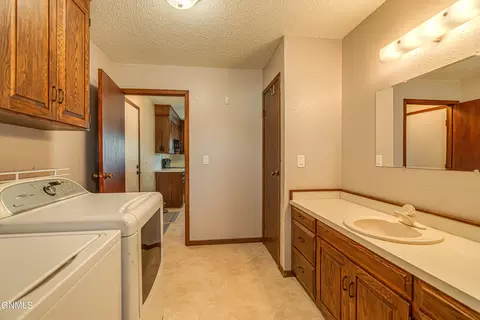Bath - 13303 52nd St NE, Baldwin, ND 58521 photo 4 of 11