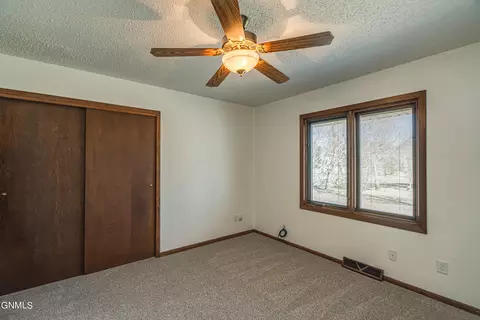Bedroom - 13303 52nd St NE, Baldwin, ND 58521 photo 4 of 4
