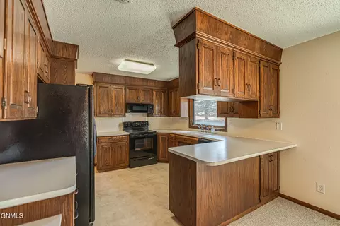 Kitchen - 13303 52nd St NE, Baldwin, ND 58521 photo 8 of 9