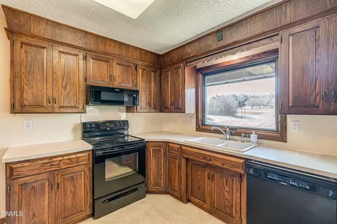 Kitchen - 13303 52nd St NE, Baldwin, ND 58521 photo 3 of 9