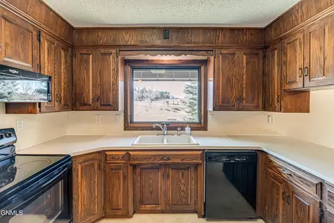 Kitchen - 13303 52nd St NE, Baldwin, ND 58521 photo 1 of 9