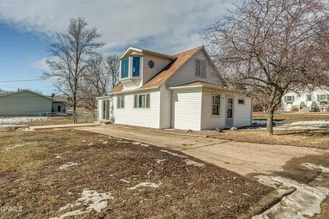 312 1st St N, Wilton, ND 58579