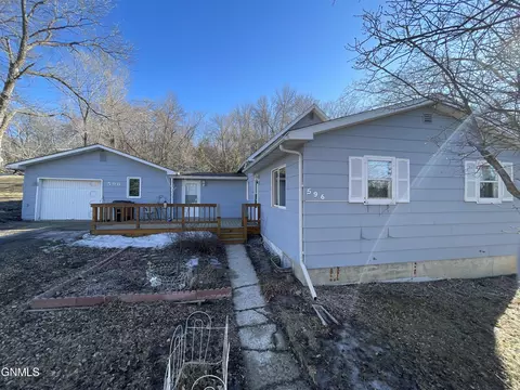 596 College St SE, Valley City, ND 58072