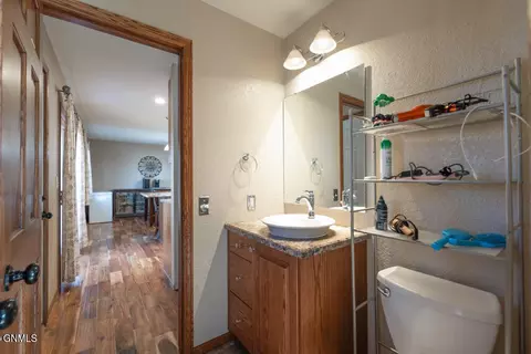 912 29th St, Bismarck, ND 58501 photo 19