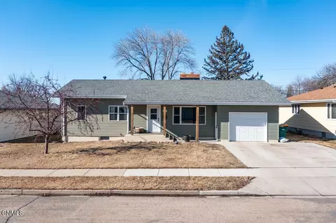 912 29th St, Bismarck, ND 58501