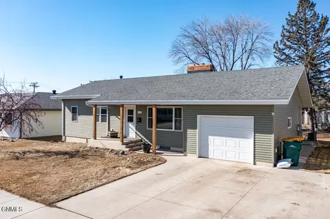 912 29th St, Bismarck, ND 58501 photo 3