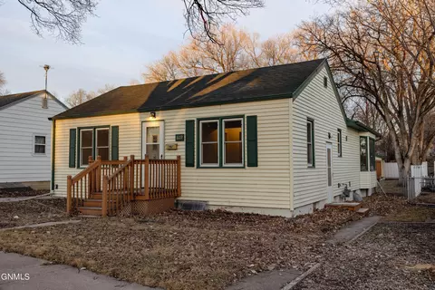 609 18th St, Bismarck, ND 58501