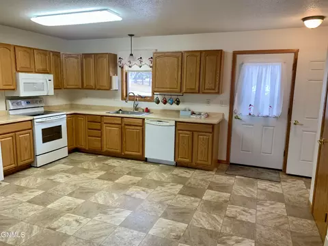 445 Becker St, Turtle Lake, ND 58575 photo 5