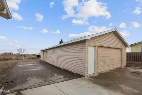 5606 16th Ave W, Williston, ND 58801 photo 3