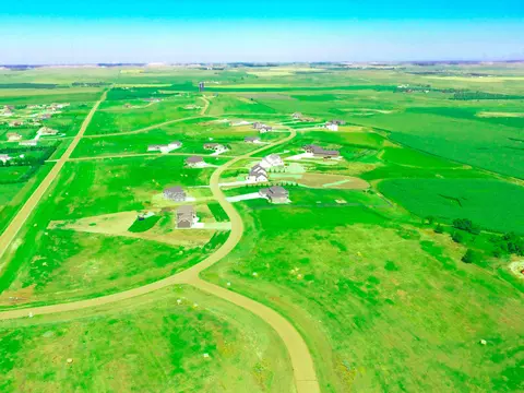 6905 Rockridge Dr, Bismarck, ND 58503