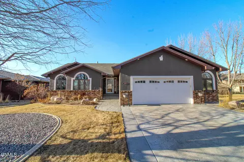 122 Fairway Ct, Bismarck, ND 58501