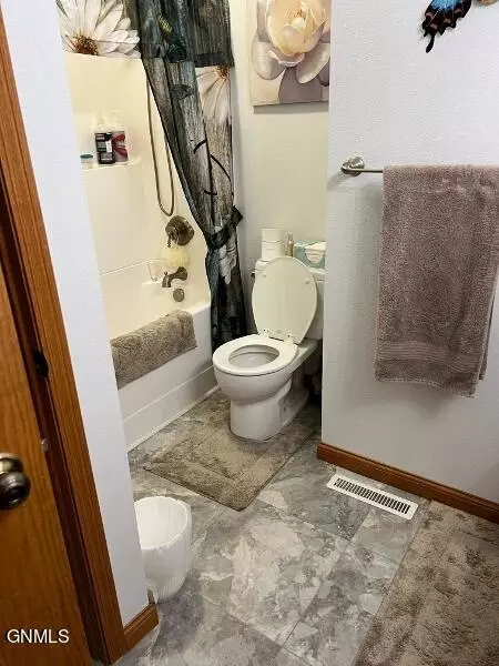 Bath - 702 6th St SE, Sidney, MT 59270 photo 3 of 3