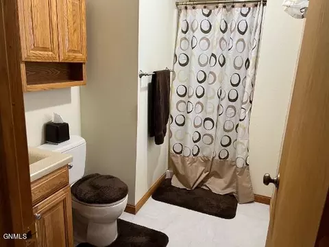 Bath - 702 6th St SE, Sidney, MT 59270 photo 1 of 3