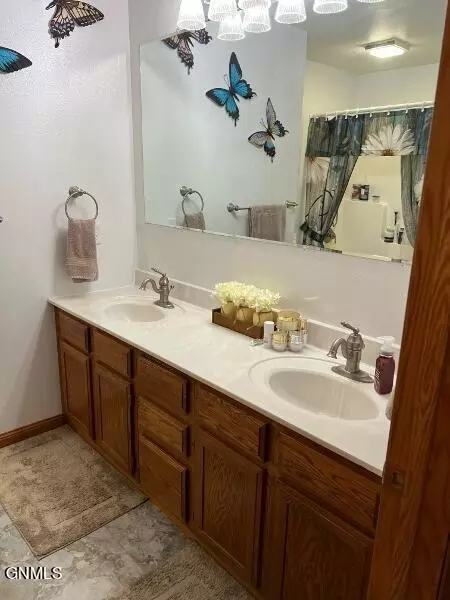Bath - 702 6th St SE, Sidney, MT 59270 photo 2 of 3
