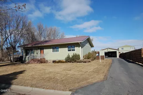 Exterior - 702 6th St SE, Sidney, MT 59270 photo 3 of 7