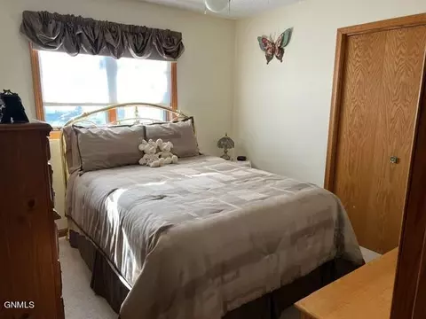 Bedroom - 702 6th St SE, Sidney, MT 59270 photo 2 of 4