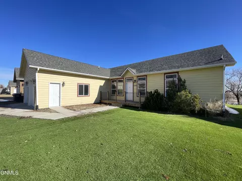 1320 E Pheasant Ridge St, Watford City, ND 58854