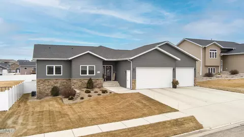 406 18th St SE, Mandan, ND 58554
