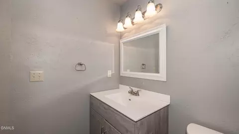 Bath - 1865 2nd Ave E, Dickinson, ND 58601 photo 3 of 4