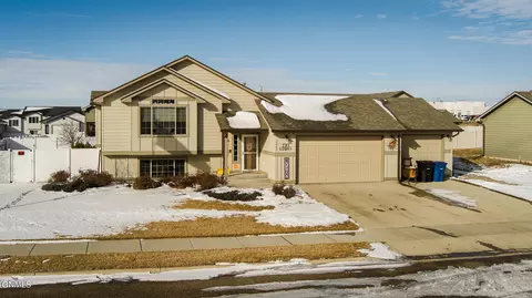 1865 2nd Ave E, Dickinson, ND 58601