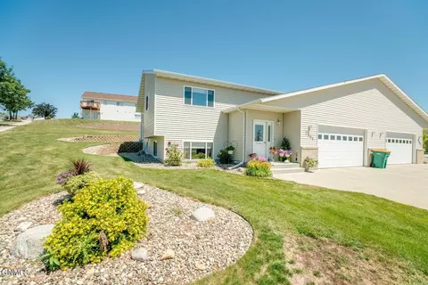 2307 Pointe Loop, Bismarck, ND 58503