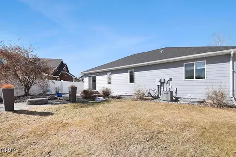 1540 Creekside Dr, Williston, ND 58801 photo 3