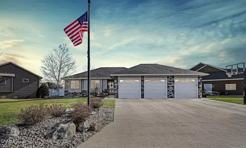 1540 Creekside Dr, Williston, ND 58801