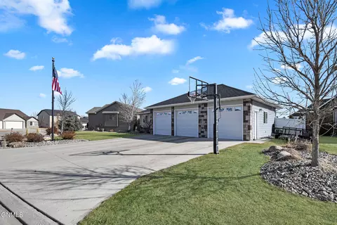 1540 Creekside Dr, Williston, ND 58801 photo 2
