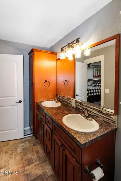 Bath - 13680 Cherry St, Williston, ND 58801 photo 1 of 4
