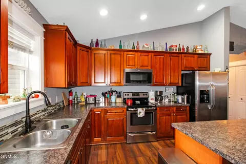 Kitchen - 13680 Cherry St, Williston, ND 58801 photo 5 of 8