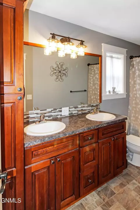 Bath - 13680 Cherry St, Williston, ND 58801 photo 2 of 4