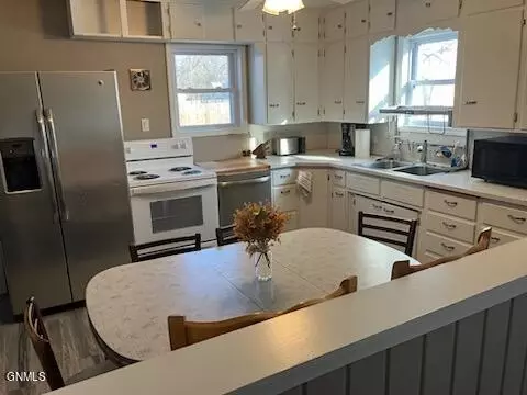 513 Center Ave S, Ashley, ND 58413 photo 3
