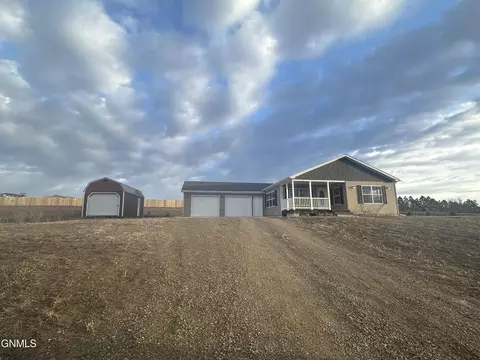 12201 Buffalo Hills Dr, Watford City, ND 58854
