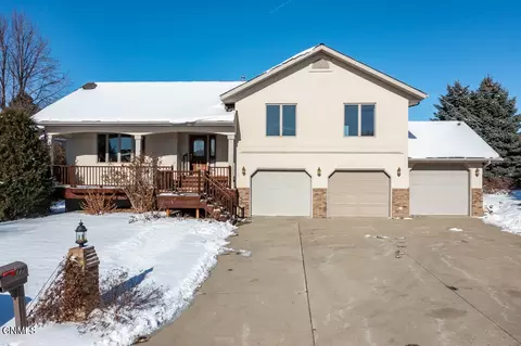 77 Country Club Dr, Bismarck, ND 58501