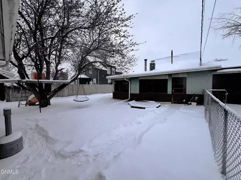 1406 1st Ave W, Williston, ND 58801 photo 3