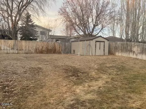 961 9th St E, Dickinson, ND 58601 photo 28