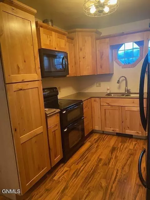 961 9th St E, Dickinson, ND 58601 photo 2