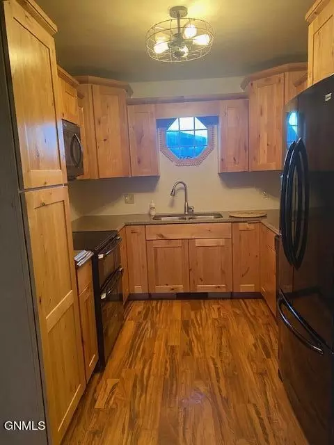 961 9th St E, Dickinson, ND 58601 photo 4