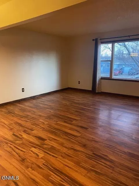 961 9th St E, Dickinson, ND 58601 photo 5