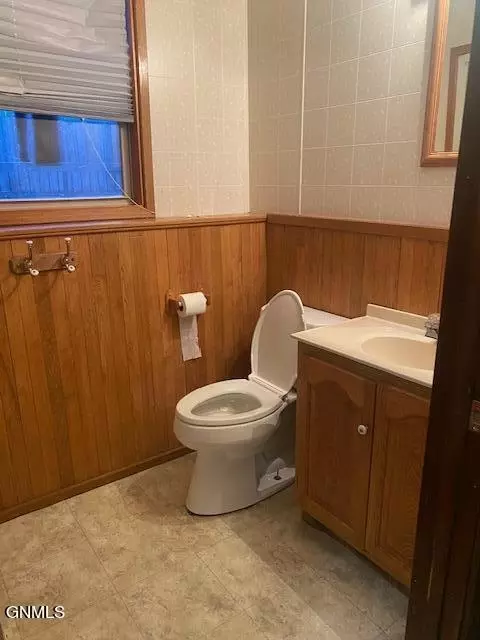 961 9th St E, Dickinson, ND 58601 photo 22