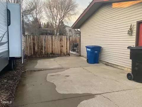 961 9th St E, Dickinson, ND 58601 photo 30