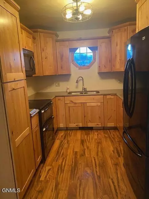 961 9th St E, Dickinson, ND 58601 photo 3