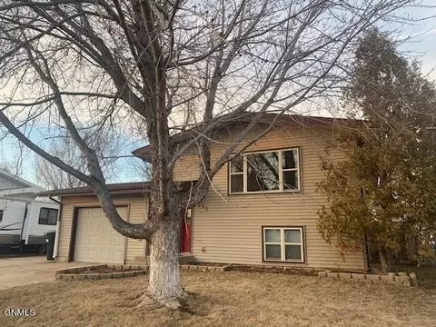961 9th St E, Dickinson, ND 58601 photo 32