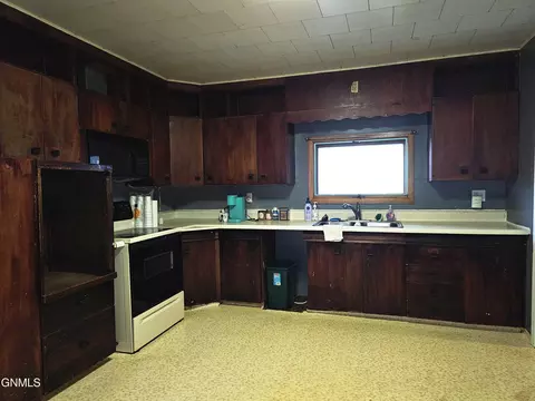 207 1st Ave SE, Scranton, ND 58653 photo 8
