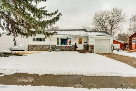 1732 N 5th St, Bismarck, ND 58501