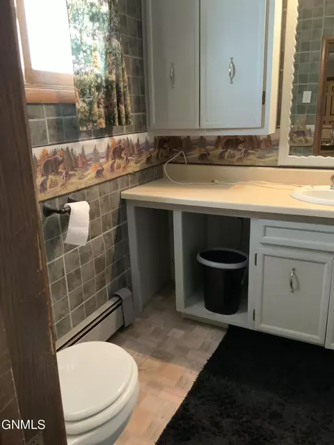 Bath - 724 Summit Ave, Hebron, ND 58638 photo 3 of 6