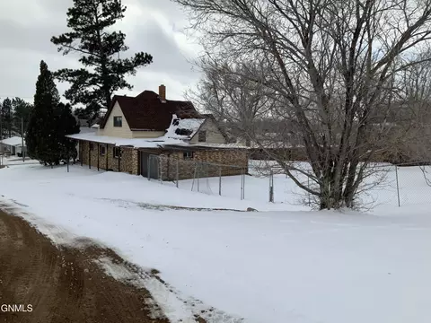 Exterior - 724 Summit Ave, Hebron, ND 58638 photo 5 of 8