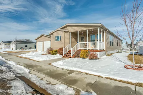 1604 Deerfield Rd SE, Mandan, ND 58554