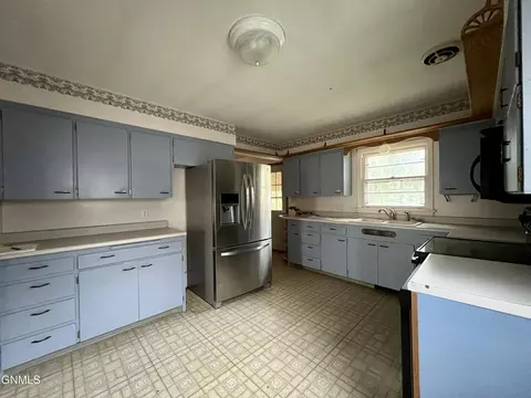 Kitchen - 820 8th Ave SE, Sidney, MT 59270 photo 2 of 3